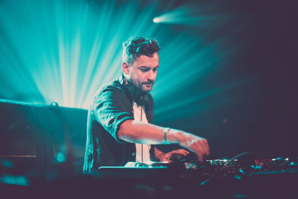 Bonobo une forças com Jamila Woods no single "Tides" NSC Total